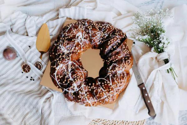 Salted caramel-apple pretzel