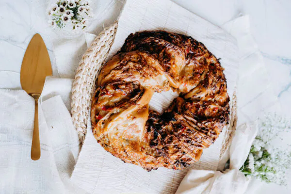 Salty pretzel: ham, paprika, leek, cheese, sun-dried tomatoes, pineapple